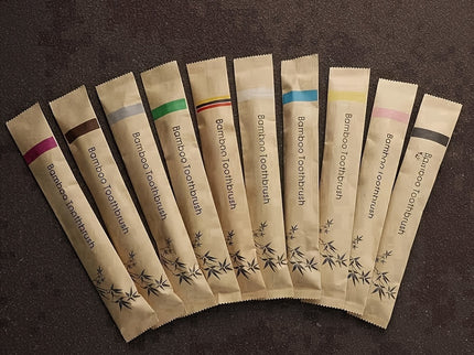 Set van 10 multicolor bamboe tandenborstels met zachte haren.