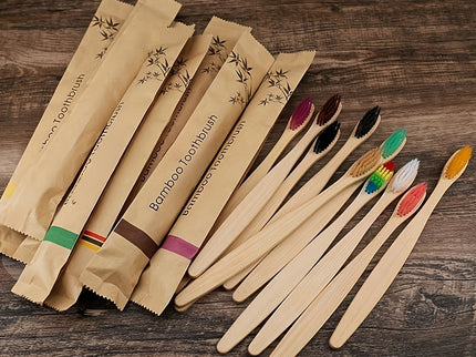 Set van 10 multicolor bamboe tandenborstels met zachte haren.