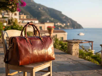 Vincenza Italiaans leren weekendtas op stoel aan de Italiaanse kust