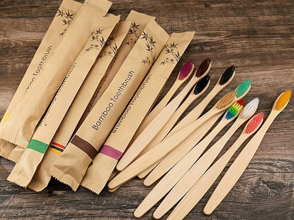 Set van 10 multicolor bamboe tandenborstels met zachte haren.
