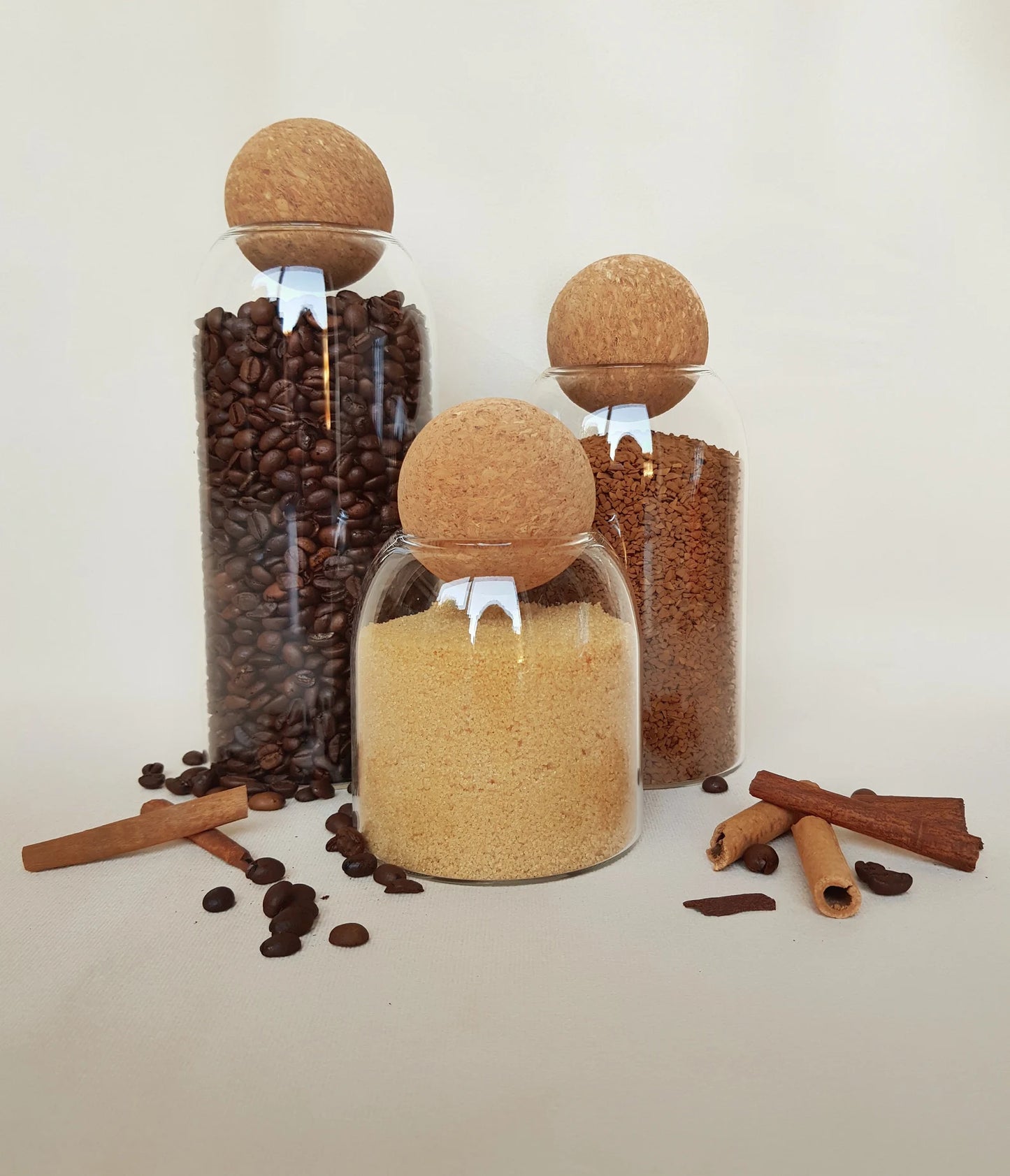 Set van 3 glazen opbergpotten met kurkdeksels.